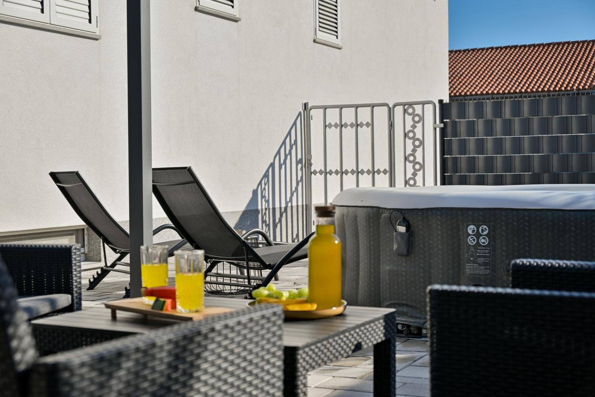 Luxury Apartment With Garden Jacuzzi And Wellness Trogir Exterior foto