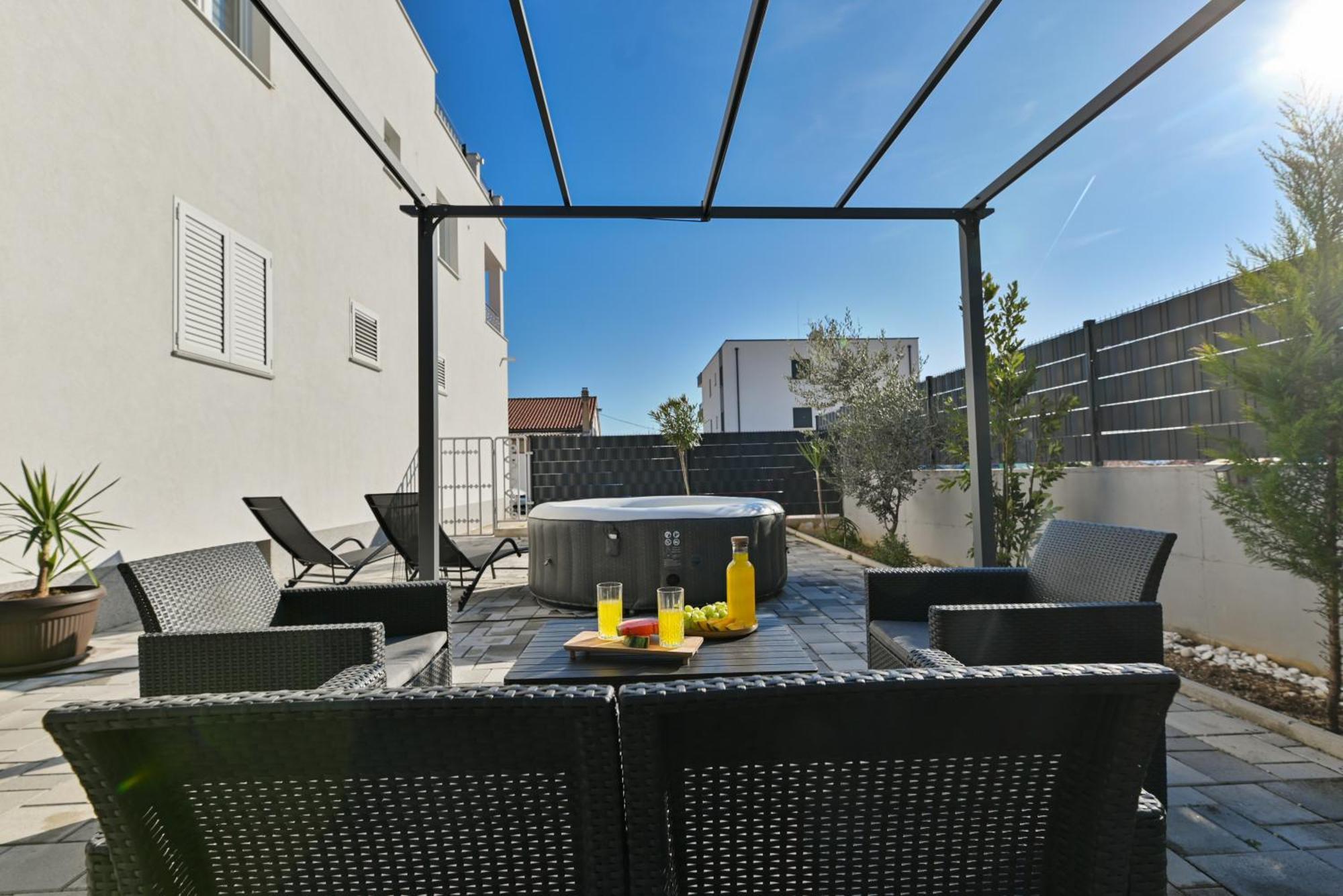 Luxury Apartment With Garden Jacuzzi And Wellness Trogir Exterior foto
