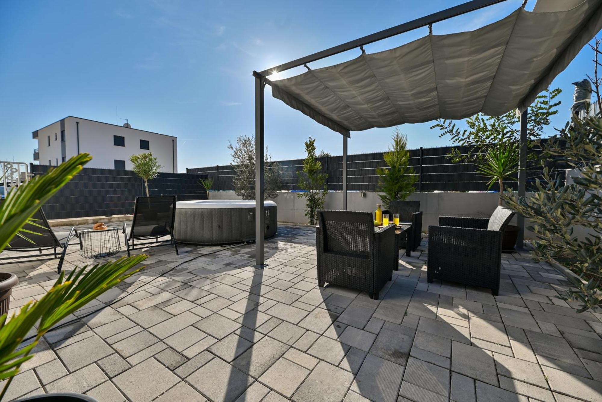 Luxury Apartment With Garden Jacuzzi And Wellness Trogir Exterior foto