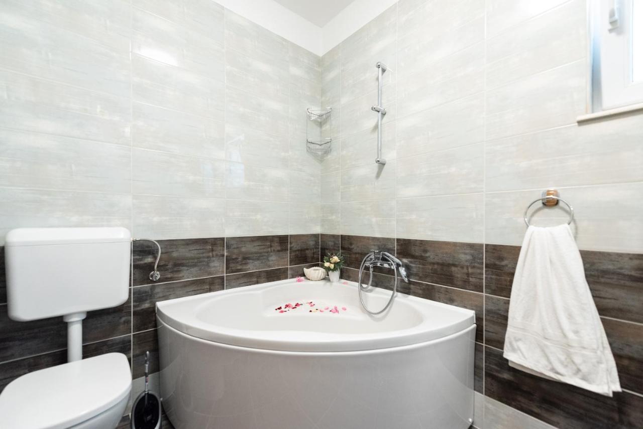 Luxury Apartment With Garden Jacuzzi And Wellness Trogir Exterior foto